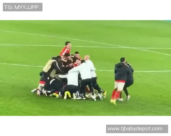 欧冠激战：那不勒斯补时绝杀本菲卡全场沸腾精彩集锦回顾